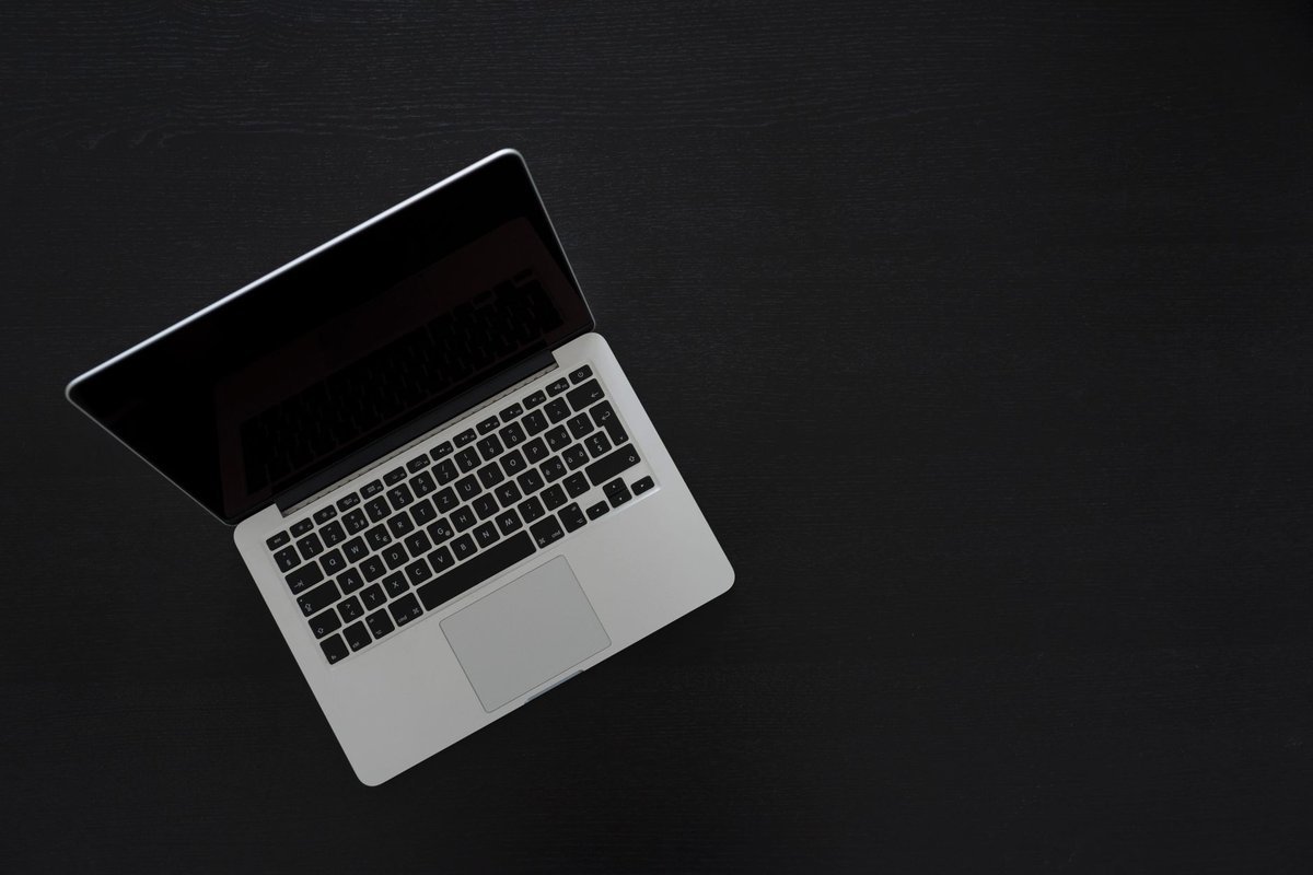 Setup Minimalista: Como Montar uma Mesa Limpa e Funcional